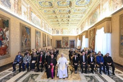 ITALY - POPE LEO XIV DURING THE AUDIENCE WITH PARTICIPANTS IN THE JUBILEE MEETING PROMODED BY THE LATIN AMERICAN AND CARIBBEAN EPISCOPAL COUNCIL,THE PONTIFICAL ACADEMY FOR LIFE, AND THE JOAN PAUL II INSTITUTE September 19, 2025-stock-foto