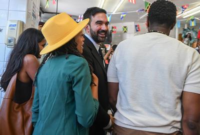 Mamdani Campaigns in Allan?s Bakery in Brooklyn, NY-stock-foto