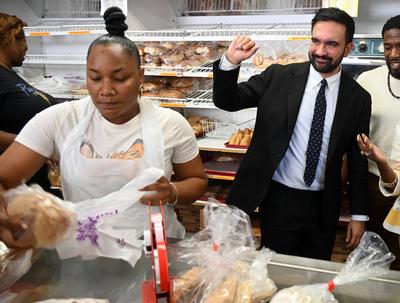 Mamdani Campaigns in Allan?s Bakery in Brooklyn, NY-stock-foto