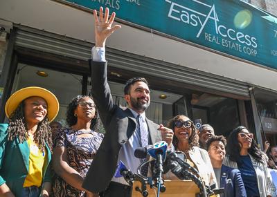 Mamdani Campaigns in Allan?s Bakery in Brooklyn, NY-stock-foto