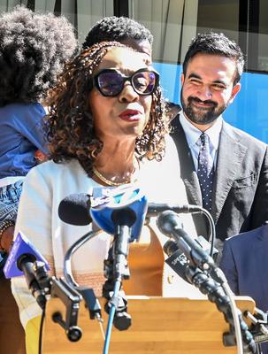 Mamdani Campaigns in Allan?s Bakery in Brooklyn, NY-stock-foto