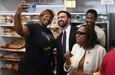 Mamdani Campaigns in Allan?s Bakery in Brooklyn, NY-stock-foto