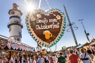 Gru? vom Oktoberfest, Lebkuchenherz, strahlender Sonnenschein mit Temperaturen bis zu 29 Grad, bestes Wiesnwetter am Sonntagmittag, M?nchen, 21. September 2025-stock-foto