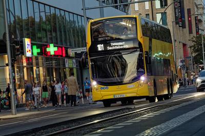 BVG-Busse auf der Turmstra?e im Abendlicht-stock-foto