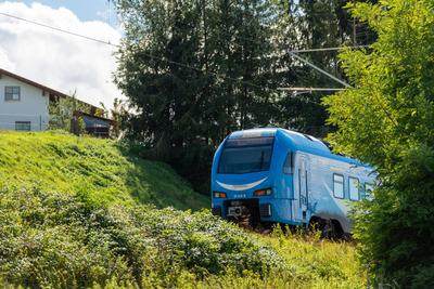 Bavaria, Germany - September 15, 2025: A blue Arverio regional train travels through the countryside near Mindelheim in-stock-foto