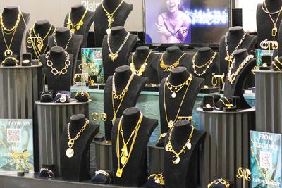 launches for the next season at milano fashion & jewels-stock-foto