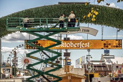 In f?nf Tagen startet das Oktoberfest 2025: letzte Dekoarbeiten am Haupteingang, M?nchen, 15. September 2025-stock-foto