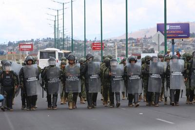 INDIGENAS PANAMERICANA LATACUNGA-stock-foto