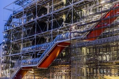 Creative Highlights World Paris, France January 26, 2021 - View of the Pompidou Center (Beaubourg) at dusk. The Center P-stock-foto