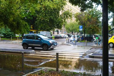 atypical Monday in Milan with rain and partial public transport strike-stock-foto
