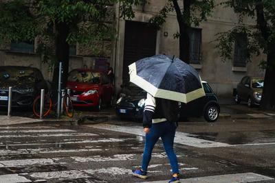 atypical Monday in Milan with rain and partial public transport strike-stock-foto