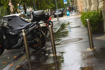 atypical Monday in Milan with rain and partial public transport strike-stock-foto