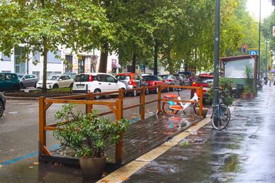 atypical Monday in Milan with rain and partial public transport strike-stock-foto