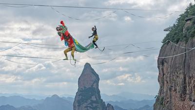 TAIZHOU, CHINA - SEPTEMBER 22: A slackline walker performs lion dance at Shenxianju scenic area on September 22, 2025 in-stock-foto