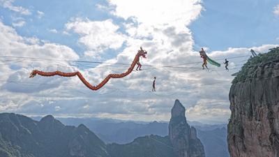TAIZHOU, CHINA - SEPTEMBER 22: A slackline walker performs dragon dance at Shenxianju scenic area on September 22, 2025-stock-foto