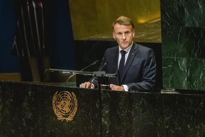 Emmanuel Macron haelt Eroeffnungsrede bei Zwei-Staaten-Konferenz-stock-foto