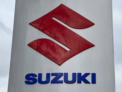 Rot Blaues Suzuki Firmen Logo Buchstaben Werbesaeule eines Autohaus in Braak-SH-April 2025-Symbolbild Suzuki Motor Corporation is a Japanese multinational mobility manufacturer headquartered in Hamamatsu, Shizuoka. Hamburg Deutschland *** Red Blue Suzuki company logo letters advertising pillar of a car dealership in Braak SH April 2025 Symbolic image Suzuki Motor Corporation is a Japanese multinational mobility manufacturer headquartered in Hamamatsu, Shizuoka Hamburg Germany-stock-foto