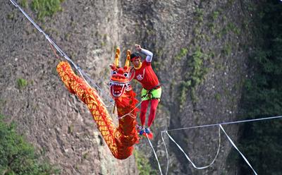 TAIZHOU, CHINA - SEPTEMBER 22: A slackline walker performs dragon dance at Shenxianju scenic area on September 22, 2025-stock-foto