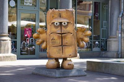 Die Figur des Kinderkanals Kika Bernd das Brot in Erfurt (Foto vom 22.08.2023). In der Erfurter Innenstadt stehen an ver-stock-foto