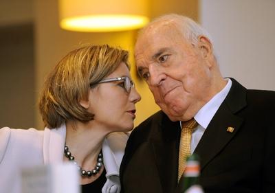 Altbundeskanzler Helmut Kohl ist tot Foto vom 03 11 14 mit seiner Ehefrau Maike Kohl Richter bei de-stock-foto