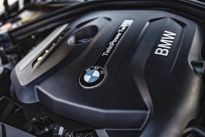 Calaone, italy 13 august 2025: clean and powerful bmw twinpower turbo engine bay showing the logo under the hood Powerfu-stock-foto