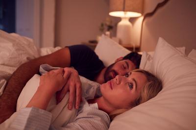 frau,wach,schlaflos,frauen,weiblich,schlaflosigkeit,schlafst?rung,schlafst?rungen *** woman,awake,insomnia,female,ladies-stock-foto