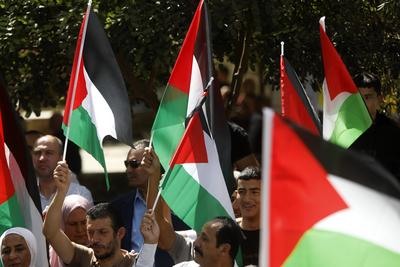 Palestinian factions, prisoner institutions, trade unions, and popular groups organized a mass rally in Hebron, West Bank-stock-foto