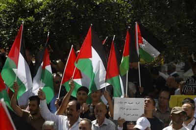 Palestinian factions, prisoner institutions, trade unions, and popular groups organized a mass rally in Hebron, West Bank-stock-foto
