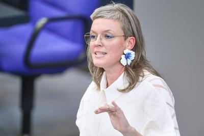 Berlin, Deutschland, 23.09.2025: Deutscher Bundestag: 26. Bundestagssitzung - Haushaltswoche: Katalin Gennburg, Linke **-stock-foto