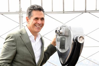 Shark Tank Cast Visit the Empire State Building-stock-foto