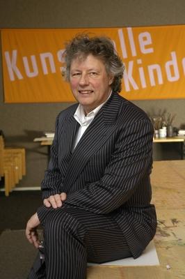 Bildnummer: 57010964  Datum: 19.02.2008  Copyright: imago/teutopressThomas Kellein (Direktor der Kunsthalle Bielefeld) 02/08 thg Thomas Kellein im Rahmen eines Pressegespr?chs am 19.02.2008 zur Umgestaltung des Museumsparks an der Kunsthalle Bielefeld Deutschland deutsch Deutscher Mann Direktor Leiter Stadt NRW Pressegespr?ch Presse Pressekonferenz Museum Park Kunst F?rderung Leitung F?hrung Management Manager Kultur Kosten Geld Spenden Plan Pl?ne Architektur Projekt Bau Umbau Gestaltung Neugestaltung Neuerung leger elegant sitzend Tisch Jackett Nadelstreifen schwarz graue Haare lockig l?chelnd seitlich exklusiv halb man manager Museum remodelling hoch People x0x xkg 2008 hoch  57010964 Date 19 02 2008 Copyright Imago  Thomas  Director the Kunsthalle Bielefeld 02 08 THG Thomas  in Frame a Press interview at 19 02 2008 to Transformation the Museum parks to the Kunsthalle Bielefeld Germany German German Man Director Leader City NRW Press interview Press Press conference Museum Park Art Promotion Line Leadership Management Manager Culture Costs Money Donations Plan Plans Architecture Project Construction Reconstruction Design Redesign Innovation casual elegant seated Table Jacket Pinstripes Black Grey Hair lockig smiling the side exclusive half Man Manager Museum  vertical Celebrities x0x xkg 2008 vertical-stock-foto