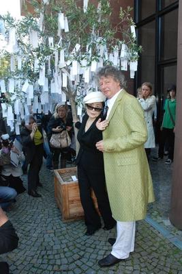 Bildnummer: 57025796  Datum: 09.09.2008  Copyright: imago/teutopressYoko Ono mit Thomas Kellein 09/08 coco Yoko Ono mit Thomas Kellein vor der Kunsthalle in Bielefeld bei der Pr?sentation ihrer Ausstellung Yoko Ono. Between the Sky and my Head am 9. September 2008 Frau K?nstlerin Kunst Japan Amerikanerin Japanerin japanisch amerikanisch japanische Gesang S?ngerin Komponistin Musik Pop Popmusik Filmemacherin Fluxus Mann Deutschland deutsch Deutscher Kunsthallendirektor Direktor Leichenwagen female artist singer director Kopfbedeckung M?tze Ballonm?tze Sonnenbrille elegant chic Halstuch Tuch Schal Totenkopf Totenk?pfe hoch ganz drau?en stehend l?chelnd People xns x0x 2008 hoch  57025796 Date 09 09 2008 Copyright Imago  Yoko Ono with Thomas  09 08 Coco Yoko Ono with Thomas  before the Kunsthalle in Bielefeld at the Presentation their Exhibition Yoko Ono between The Sky and My Head at 9 September 2008 Woman Artist Art Japan American woman Japanu0026#39;s Japanese American Japanese Singing Singer Composer Music Pop Pop music Filmmaker Fluxus Man Germany German German Kunsthalle director Director Hearse Female Artist Singer Director Head covering Cap Balloon cap Sunglasses elegant Chic Neckerchief Cloth Shawl Skull Skulls vertical whole outside standing smiling Celebrities xns x0x 2008 vertical-stock-foto