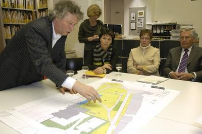 Bildnummer: 57010933  Datum: 19.02.2008  Copyright: imago/teutopressTh.Kellein, M.Morath, M.Thomann -Stahl und E.David (v.li.) 02/08 thg Thomas Kellein (Kunsthallen-Direktor), Manuela Morath (Kulturdezernentin der Bezirksregierung Detmold), Marianne Thomann-Stahl (Regierungspr?sidentin) und Eberhard David (Oberb?rgermeister) im Rahmen eines Pressegespr?chs am 19.02.2008 zur Umgestaltung des Museumsparks an der Kunsthalle Bielefeld Deutschland deutsch Deutscher Deutsche Mann M?nner Frau Frauen Stadt NRW Museum Skulpturenpark Park Kunst Direktor Leiter Kultur Sponsor Stifterin F?rderer F?rderung Kosten Geld Spende Pressegespr?ch Presse Pressekonferenz Plan Pl?ne Zeichnung Architektur Projekt Bau Umbau Gestaltung Neugestaltung Neuerung sitzend Tisch leger elegant Brille stehend zeigend sprechend art Museum remodelling advancement plan quer People x0x xkg 2008 quer  57010933 Date 19 02 2008 Copyright Imago  TH  M Morath M Thomann Steel and e David V left 02 08 THG Thomas  Art halls Director Manuela Morath Culture alderman the District government Detmold Marianne Thomann Steel Government President and Eberhard David Lord Mayor in Frame a Press interview at 19 02 2008 to Transformation the Museum parks to the Kunsthalle Bielefeld Germany German German German Man Men Woman Women City NRW Museum Sculpture Park Park Art Director Leader Culture Sponsor Foundation Funders Promotion Costs Money Donation Press interview Press Press conference Plan Plans Drawing Architecture Project Construction Reconstruction Design Redesign Innovation seated Table casual elegant Glasses standing showing Spoken Art Museum  Advancement Plan horizontal Celebrities x0x xkg 2008 horizontal-stock-foto