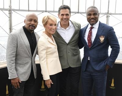 Shark Tank Cast Visit the Empire State Building-stock-foto