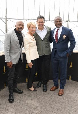 Shark Tank Cast Visit the Empire State Building-stock-foto