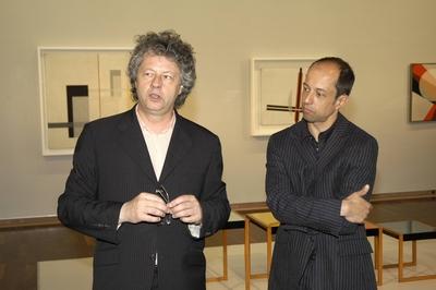 Bildnummer: 56991877  Datum: 22.06.2006  Copyright: imago/teutopressDr. Achim Borchardt-Hume (re.) mit Dr. Thomas Kellein 06/06 thg Dr. Achim Borchardt-Hume (Kurator der Tate Modern, London) und Dr. Thomas Kellein (Leiter der Kunsthalle Bielefeld) in der Austellung Vom Bauhaus zur Neuen Welt von Josef Albers und Laszlo Moholy-Nagy in der Kunsthalle Bielefeld am 22. Juni 2006 Experiment experimentieren Experimentatoren 20. Jahrhundert klassische klassisch Moderne Gestaltung moderne modern Kunst Bauhaus Weimar Dessau Kunstwerk Werk abstrakt Dialog Sonderausstellung Projekt Kooperation 25.06.2006 Juni 01.10.2006 Oktober Tate Modern London England Gro?britannien Museum f?hrende f?hrend Gallerie fr?heres Kraftwerk international 1900 bis Gegenwart Mann Kurator schick elegant Haare kurz kurzhaarig dunkel dunkelhaarig Halbglatze Nadelstreifenanzug Nadelstreifen Anzug Jackett Anzugjacke Hemd Hose Anzughose schwarz Arme verschr?nkt ?berkreuzt zuh?rend zuh?ren aufmerksam Leitung F?hrung Management Manager Museum Kunsthalle Stadt Bielefeld Kultur grauhaarig grau Locken lockig Sakko wei? Brille Hand redend reden Querformat quer halb People xmk x0x 2006 quer 56991877 Date 22 06 2006 Copyright Imago  Dr Achim Borchardt Hume right with Dr Thomas  06 06 THG Dr Achim Borchardt Hume Curator the Tate Modern London and Dr Thomas  Leader the Kunsthalle Bielefeld in the Exhibition of Bauhaus to New World from Joseph Albers and Laszlo Moholy Nagy in the Kunsthalle Bielefeld at 22 June 2006 Experiment experiment Experimenters 20 Century Classical classic Modernism Design Modernism Modern Art Bauhaus Weimar Dessau Work of art Work abstract Dialogue Special exhibition Project Cooperation 25 06 2006 June 01 10 2006 October Tate Modern London England UK Museum Leading leader Gallery Former Power plant International 1900 until Present Man Curator Schick elegant Hair short short dark dark haired Halbglatze Pinstripe suit Pinstripes Suit Jacket Suit jacket Shirt Trousers Suit trousers Black Arms folded ?berkreuzt listening listen carefully Line Leadership Management Manager Museum Kunsthalle City Bielefeld Culture grauhaarig grey lure lockig Jacket white Glasses Hand speaking Speeches Landscape horizontal half Celebrities xmk x0x 2006 horizontal-stock-foto