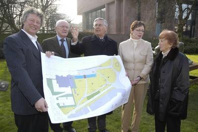 Bildnummer: 57010938  Datum: 19.02.2008  Copyright: imago/teutopressTh. Kellein, S. Prinz, E. David, M.Thomann-Stahl und D.Winkler (v.li.) 02/08 thg Thomas Kellein (Kunsthallen-Direktor), Sigurd Prinz (Vorsitzender F?rderkreis der Kunsthalle Bielefeld), Eberhard David (Oberb?rgermeister), Marianne Thomann-Stahl (Regierungspr?sidentin) und Dorothea Winkler (M?zenin) im Rahmen eines Pressegespr?chs am 19.02.2008 zur Umgestaltung des Museumsparks an der Kunsthalle Bielefeld Deutschland deutsch Deutscher Deutsche Mann M?nner Frau Frauen Stadt NRW Museum Skulpturenpark Park Parkanlage Kunst Direktor Leiter Kultur Sponsor Stifterin F?rderer F?rderung Kosten Geld Spende Pressegespr?ch Presse Pressekonferenz Plan Pl?ne Zeichnung Architektur Projekt Bau Umbau Gestaltung Neugestaltung Neuerung stehend leger elegant drau?en l?chelnd haltend zeigend art Museum remodelling advancement quer People x0x xkg 2008 quer  57010938 Date 19 02 2008 Copyright Imago  TH  S Prinz e David M Thomann Steel and D Winkler V left 02 08 THG Thomas  Art halls Director Sigurd Prinz Chairman Sponsoring the Kunsthalle Bielefeld Eberhard David Lord Mayor Marianne Thomann Steel Government President and Dorothea Winkler Patron in Frame a Press interview at 19 02 2008 to Transformation the Museum parks to the Kunsthalle Bielefeld Germany German German German Man Men Woman Women City NRW Museum Sculpture Park Park Park Art Director Leader Culture Sponsor Foundation Funders Promotion Costs Money Donation Press interview Press Press conference Plan Plans Drawing Architecture Project Construction Reconstruction Design Redesign Innovation standing casual elegant outside smiling holding showing Art Museum  Advancement horizontal Celebrities x0x xkg 2008 horizontal-stock-foto