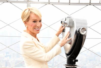 Shark Tank Cast Visit the Empire State Building-stock-foto