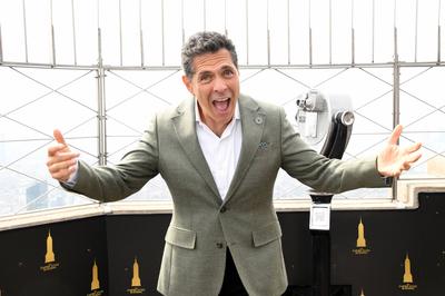 Shark Tank Cast Visit the Empire State Building-stock-foto