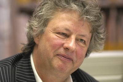 Bildnummer: 57010959  Datum: 19.02.2008  Copyright: imago/teutopressThomas Kellein (Direktor der Kunsthalle Bielefeld) 02/08 thg Thomas Kellein im Rahmen eines Pressegespr?chs am 19.02.2008 zur Umgestaltung des Museumsparks an der Kunsthalle Bielefeld Deutschland deutsch Deutscher Mann Direktor Leiter Stadt NRW Pressegespr?ch Presse Pressekonferenz Museum Park Kunst F?rderung Leitung F?hrung Management Manager Kultur Kosten Geld Spenden Plan Pl?ne Architektur Projekt Bau Umbau Gestaltung Neugestaltung Neuerung leger elegant Tisch Jackett Nadelstreifen schwarz graue Haare lockig l?chelnd seitlich Portrait man manager Museum remodelling quer People x0x xkg 2008 quer  57010959 Date 19 02 2008 Copyright Imago  Thomas  Director the Kunsthalle Bielefeld 02 08 THG Thomas  in Frame a Press interview at 19 02 2008 to Transformation the Museum parks to the Kunsthalle Bielefeld Germany German German Man Director Leader City NRW Press interview Press Press conference Museum Park Art Promotion Line Leadership Management Manager Culture Costs Money Donations Plan Plans Architecture Project Construction Reconstruction Design Redesign Innovation casual elegant Table Jacket Pinstripes Black Grey Hair lockig smiling the side Portrait Man Manager Museum  horizontal Celebrities x0x xkg 2008 horizontal-stock-foto