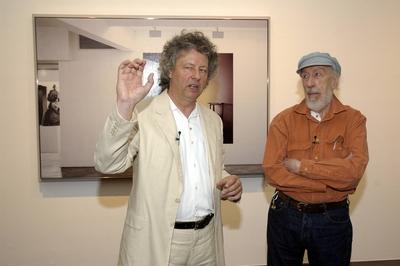 Bildnummer: 57011458  Datum: 21.05.2008  Copyright: imago/teutopressThomas Kellein (li.) mit Richard Hamilton 05/08 thg Thomas Kellein (li.) mit Richard Hamilton am 21. Mai 2008 bei der Pressevorbesichtigung der Ausstellung Richard Hamilton. Virtuelle R?ume in der Kunsthalle Bielefeld Deutschland deutsch Deutscher Mann Direktor Leiter M?nner Brite britisch britischer englisch englischer K?nstler Kunst Pop-Art Popart Stadt NRW Pressegespr?ch Presse Museum Kunst Leitung F?hrung Management Kultur leger Anzug grauhaarig lockig Hemd b?rtig alt M?tze man manager Museum remodelling arts british painter exhibition arts Artist quer halb stehend sprechend gestikulierend People x0x xkg 2008 quer  57011458 Date 21 05 2008 Copyright Imago  Thomas  left with Richard Hamilton 05 08 THG Thomas  left with Richard Hamilton at 21 May 2008 at the  the Exhibition Richard Hamilton virtual Spaces in the Kunsthalle Bielefeld Germany German German Man Director Leader Men Briton British British English English Artists Art Pop Art pop art City NRW Press interview Press Museum Art Line Leadership Management Culture casual Suit grauhaarig lockig Shirt bearded Old Cap Man Manager Museum  Arts British painter Exhibition Arts Artist horizontal half standing Spoken gesticulating Celebrities x0x xkg 2008 horizontal-stock-foto