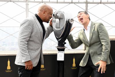 Shark Tank Cast Visit the Empire State Building-stock-foto