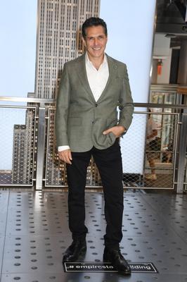 Shark Tank Cast Visit the Empire State Building-stock-foto