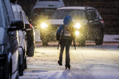 Schulweg im Schnee, Kind mit Roller begegnet Autofahrer, starker Schneefall morgens in Waldperlach, Kinder auf dem Weg zur Schule, M?nchen, 15. Januar 2025-stock-foto