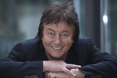 Bildnummer: 56524131  Datum: 21.06.2011  Copyright: imago/Andreas WeihsChris Norman - Der britische S?nger und Gitarrist Christopher Ward Chris Norman (geb. 25. Oktober 1950 in Redcar, Gro?britannien) am 21.06.011 in Dresden, Norman war zwischen 1975 und 1986 S?nger und Gitarrist der britischen Pop-Band Smokie (Hits: Living Next Door To Alice, I ll Meet You At Midnight), im Juni 2011 ver?ffentlichte er sein Album Time Traveller mit Coverversionen seiner Lieblingshits aus vier Dekaden, mit dem er ab Herbst 2011 auch auf Tournee gehen wird, Kultur, Portr?t; People Shooting Highlight xmk x0x 2011 quer Pop Musik Music Rock Auftritt Konzert Smokie Gitarre  56524131 Date 21 06 2011 Copyright Imago Andreas  Chris Norman the British Singer and Guitarist Christopher Ward Chris Norman geb 25 October 1950 in redcar UK at 21 06 011 in Dresden Norman was between 1975 and 1986 Singer and Guitarist the British Pop Tie Smokie Hits Living Next Door to Alice I LL Meet You AT Midnight in June 2011 published he be Album Time Traveller with  his  out four Decades with the he from Autumn 2011 too on Tour go will Culture Portrait Celebrities Shooting Highlight xmk x0x 2011 horizontal Pop Music Music Rock Appearance Concert Smokie Guitar-stock-foto
