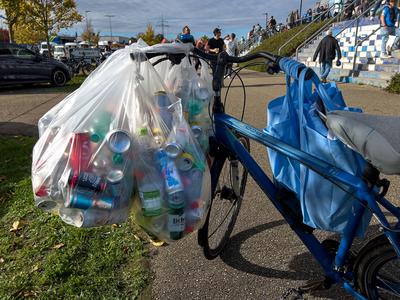 Collector of empty returnable bottle before the match TSG 1899 HOFFENHEIM - BAYERN M?NCHEN 1.German Football League on O-stock-foto