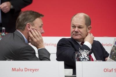 Bildnummer: 60730479  Datum: 15.11.2013  Copyright: imago/Sven SimonThomas OPPERMANN, Erster Parlamentarischer Gesch?ftsf?hrer der SPD-Bundestagsfraktion und Vorsitzender des Parlamentarischen Kontrollgremiums, links, und Olaf SCHOLZ, Erster B?rgermeister der Freien und Hansestadt Hamburg, stellv. Vorsitzender der SPD, Landesvorsitzender der SPD Hamburg, Politik, SPD Bundes-Parteitag, vom 14.-16.11.2013 in Leipzig/ M E S S E L E I P Z I G/ Deutschland.  People Politik Bundesparteitag Parteitag Leipzig SPD xdp x0x 2013 quer SPD Sozialdemokratische Partei Deutschlands Sozis Sozialdemokratie Rede Ansprache speech SPD Politiker Sozialdemokratische Partei Deutschlands Politik Politics Parteitag party conference party congress party convention Partei party Datenbank 60730479 Date 15 11 2013 Copyright Imago Sven Simon Thomas Oppermann first Parliamentary manager the SPD Federal parliamentary group and Chairman the Parliamentary  left and Olaf Scholz first Mayor the Free and Hanseatic city Hamburg Vice Chairman the SPD Land chairman the SPD Hamburg politics SPD Confederation Party of 14 16 11 2013 in Leipzig M e S S e l e I P Z I G Germany Celebrities politics Federal Party Party Leipzig SPD XDP x0x 2013 horizontal SPD Socialist Party Germany Sozis Social Democracy Speech Speech Speech SPD Politicians Socialist Party Germany politics POLITICS Party Party Conference Party Congress Party Convention Party Party Database-stock-foto