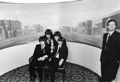 Beatles Paul McCartney, George Harrison, John Lennon, Ringo Starr and their manager Brian Epstein after being presented-stock-foto