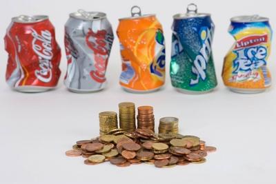 18 04 2005 Berlin DEU Getraenkedosen und Pfandgeld Dose Dosen Getraenkedosen Pfand Dosenpf-stock-foto