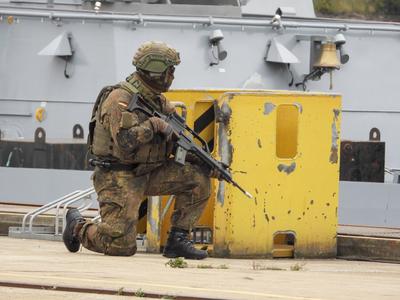 cntv Bewaffnete Soldenten sichern den Abtransport verletzer Soldaten , sie werden ausgeflogen mit dem Bundeswhr Hubschrauer Erste Hilfe bei der Versorgung von von Verwundeten auf der Werft von Blom und Voss im Hamburger Hafen Uebung Massenanfall von verletzten Personen am dritten Tag der Red Storm Bravo Uebung Ziel ist es dabei, die Ablaeufe zwischen Bundeswehr und zivilen Behorrden besser einzuspielen 27.09.2025 Bundeswehruebung in Hamburg Red Storm Bravo in Hamburg vom 25.bis zum 27. September 2025 In Zusammenarbeit mit verschiedenen Organisationen Polizei und andre Hamburger Behoerden wurde im Hafen Gebiet ein fiktives NATO-Szenario geuebt, das eine ? vorbeugende Verlegung milit?rischer Kr?fte an die Ostgrenze des NATO-Gebietes erfo-stock-foto